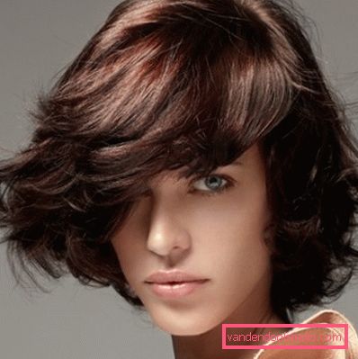 Quali tagli di capelli sono più adatti per un viso allungato