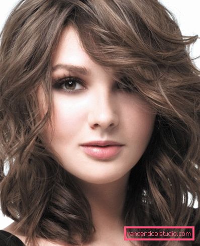 Taglio di capelli per capelli ricci di fagiolo allungato di lunghezza media Quali scarti sono adatti per capelli ricci di media lunghezza