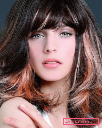 Cascata di taglio di capelli ricci di media lunghezza Quali scarti sono adatti per capelli ricci di media lunghezza