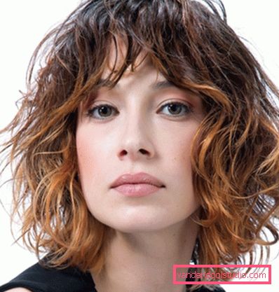 Tagli di capelli ricci di media lunghezza Quali scarti sono adatti per capelli ricci di media lunghezza
