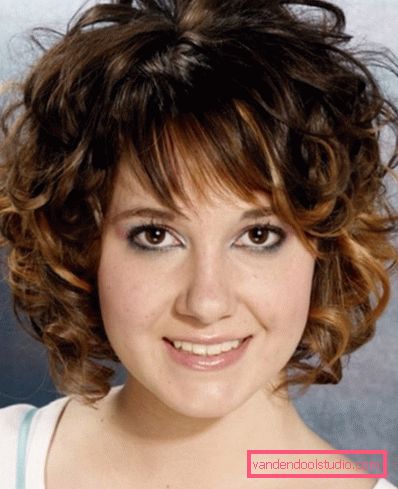 Taglio di capelli per capelli ricci di media lunghezza Quali scarti sono adatti per capelli ricci di media lunghezza