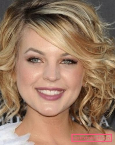 Taglio di capelli per capelli ricci di media lunghezza Quali scarti sono adatti per capelli ricci di media lunghezza
