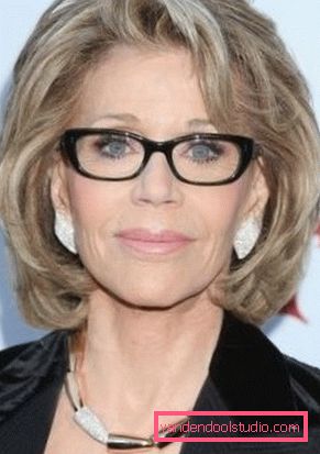 Tagli per le donne dopo 60 anni con capelli medi Quali scarti sono adatti per le donne dopo 60 anni