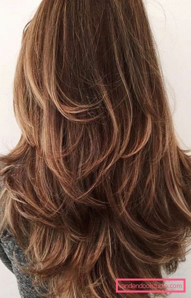 Taglio di capelli femminile per capelli lunghi con graduazione - vista posteriore Quali sono i tipi di tagli di capelli per i capelli lunghi