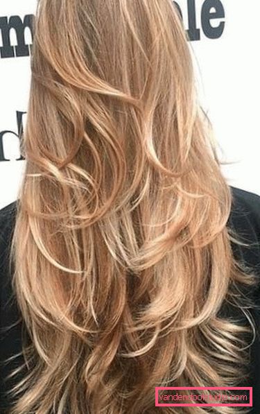 Taglio di capelli femminile per capelli lunghi con graduazione - vista posteriore Quali sono i tipi di tagli di capelli per i capelli lunghi