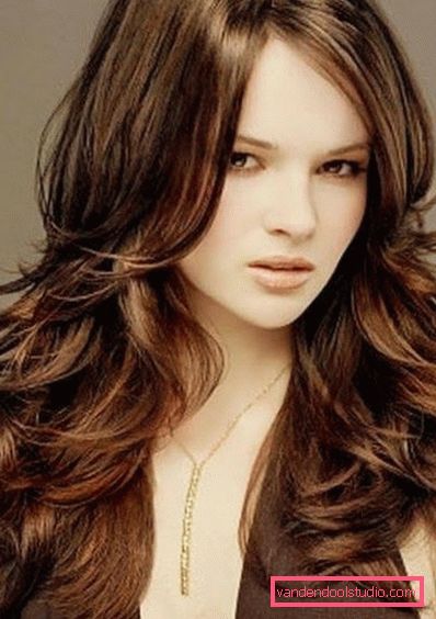 Taglio di capelli graduato per capelli lunghi ricci Quali sono i tipi di tagli di capelli per i capelli lunghi