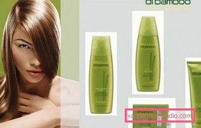 ragazza con un set di cosmetici ragazza con un set di cosmetici