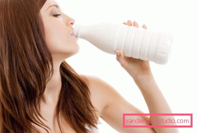 ragazza che beve da una bottiglia ragazza che beve da una bottiglia