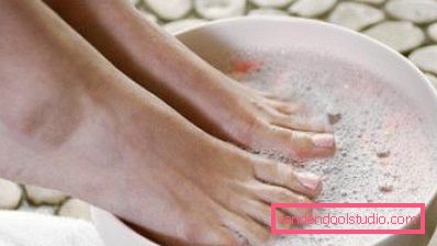 piedi in un bagno di sapone piedi in un bagno di sapone