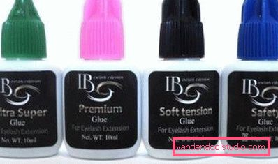 diverse bottiglie con base adesiva diverse bottiglie con base adesiva