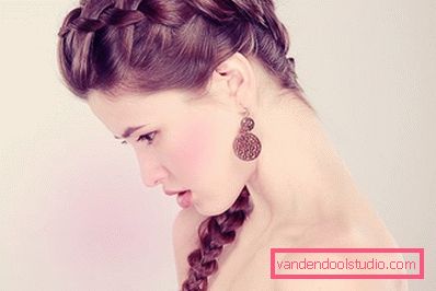 una ragazza con i capelli lunghi