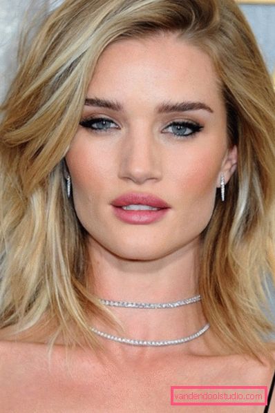 Bella e alla moda taglio di capelli per capelli medi