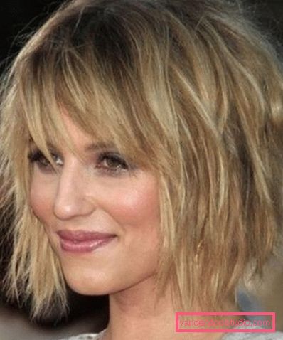 Bella e alla moda taglio di capelli per capelli medi