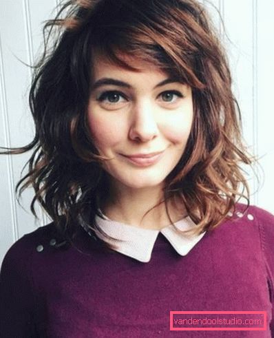 Bella e alla moda taglio di capelli per capelli medi