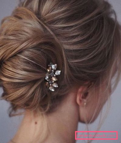 Acconciature festive per capelli medi Acconciature belle e semplici per la vacanza