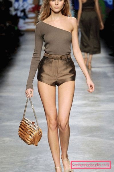 Archi attraenti con pantaloncini