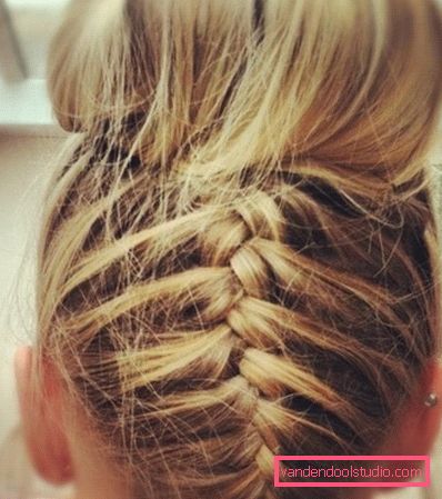 Capelli con un bagel per capelli lunghi Bella acconciatura con bagel per capelli lunghi, passo dopo passo