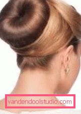 Capelli con un bagel per capelli lunghi Bella acconciatura con bagel per capelli lunghi, passo dopo passo