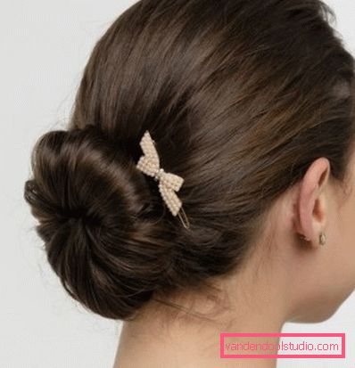 Capelli con un bagel per capelli lunghi Bella acconciatura con bagel per capelli lunghi, passo dopo passo