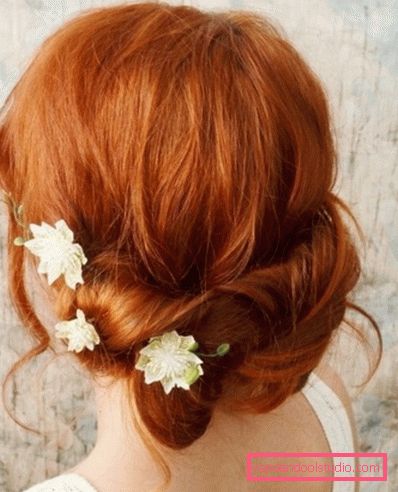 Acconciature con fiori per il matrimonio e il ballo Belle acconciature con fiori nei capelli per un matrimonio e una laurea