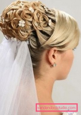 Belle acconciature con fiori nei capelli per un matrimonio e una laurea