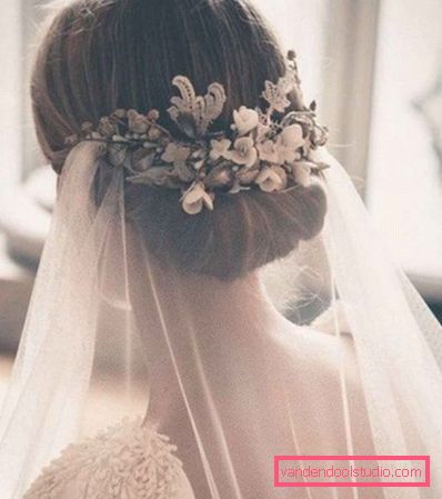 Acconciature con fiori per il matrimonio e il ballo Belle acconciature con fiori nei capelli per un matrimonio e una laurea