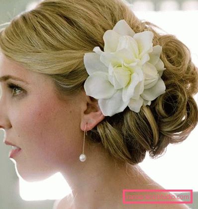 Acconciature con fiori per il matrimonio e il ballo Belle acconciature con fiori nei capelli per un matrimonio e una laurea