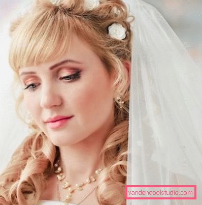 Acconciature con fiori per il matrimonio e il ballo Belle acconciature con fiori nei capelli per un matrimonio e una laurea