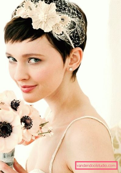 Acconciature con fiori per il matrimonio e il ballo Belle acconciature con fiori nei capelli per un matrimonio e una laurea