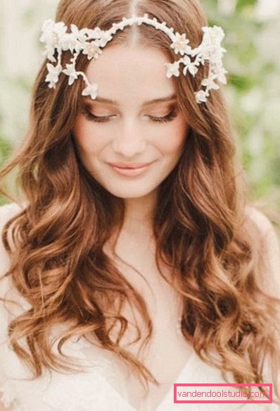 Belle acconciature con fiori nei capelli per un matrimonio e una laurea