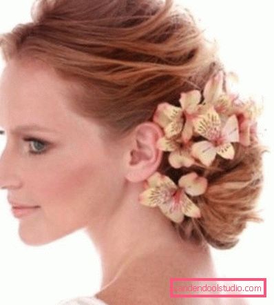 Acconciature con fiori per il matrimonio e il ballo Belle acconciature con fiori nei capelli per un matrimonio e una laurea