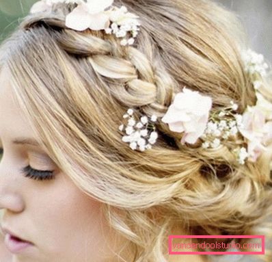 Acconciature con fiori per il matrimonio e il ballo Belle acconciature con fiori nei capelli per un matrimonio e una laurea