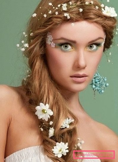 Acconciature con fiori per il matrimonio e il ballo Belle acconciature con fiori nei capelli per un matrimonio e una laurea
