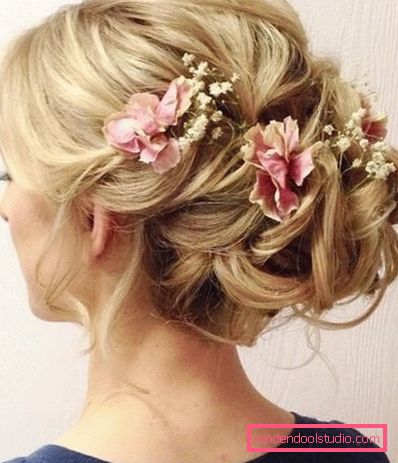 Acconciature con fiori per il matrimonio e il ballo Belle acconciature con fiori nei capelli per un matrimonio e una laurea