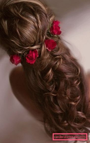 Acconciature con fiori per il matrimonio e il ballo Belle acconciature con fiori nei capelli per un matrimonio e una laurea