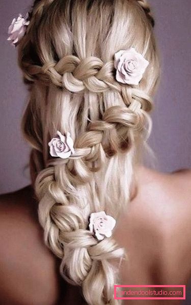 Acconciature con fiori per il matrimonio e il ballo Belle acconciature con fiori nei capelli per un matrimonio e una laurea
