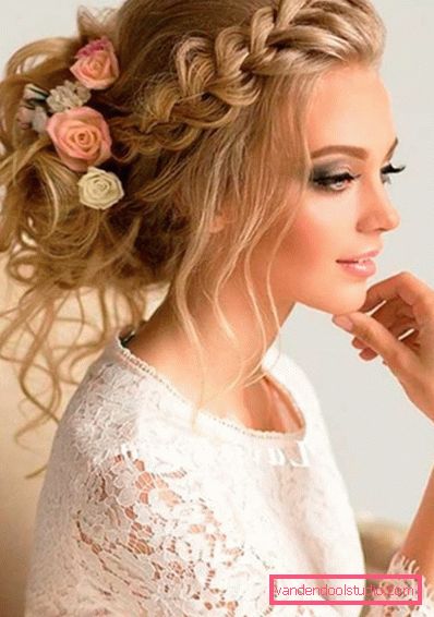 Acconciature con fiori per il matrimonio e il ballo Belle acconciature con fiori nei capelli per un matrimonio e una laurea