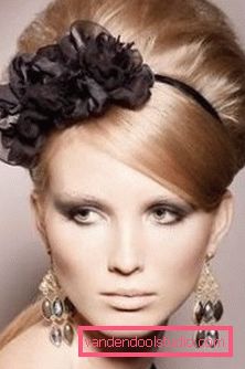 Acconciature con fiori per il matrimonio e il ballo Belle acconciature con fiori nei capelli per un matrimonio e una laurea