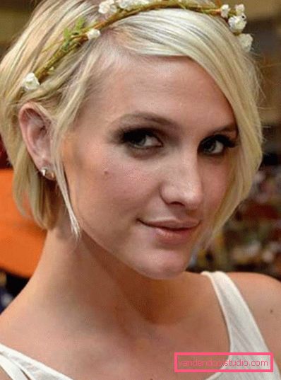 Acconciature con fiori per il matrimonio e il ballo Belle acconciature con fiori nei capelli per un matrimonio e una laurea