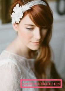 Acconciature con fiori per il matrimonio e il ballo Belle acconciature con fiori nei capelli per un matrimonio e una laurea