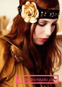 Acconciature con fiori per il matrimonio e il ballo Belle acconciature con fiori nei capelli per un matrimonio e una laurea