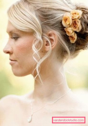Acconciature con fiori per il matrimonio e il ballo Belle acconciature con fiori nei capelli per un matrimonio e una laurea