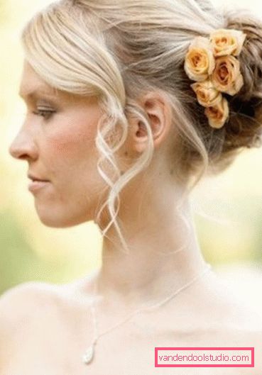 Belle acconciature con fiori nei capelli per un matrimonio e una laurea