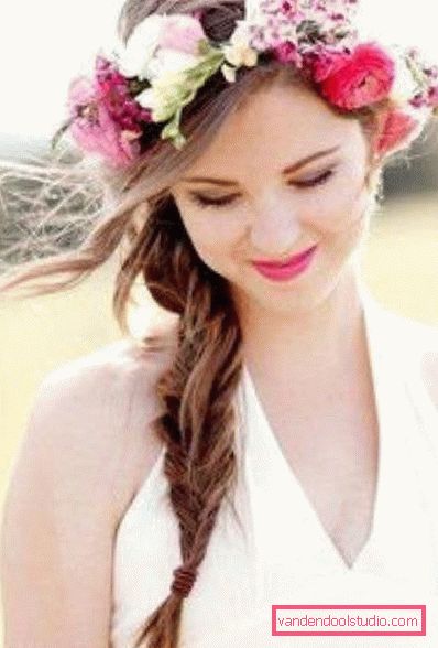 Acconciature con fiori per il matrimonio e il ballo Belle acconciature con fiori nei capelli per un matrimonio e una laurea