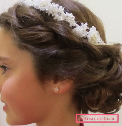 Acconciature con fiori per ragazze Belle acconciature con fiori nei capelli per un matrimonio e una laurea