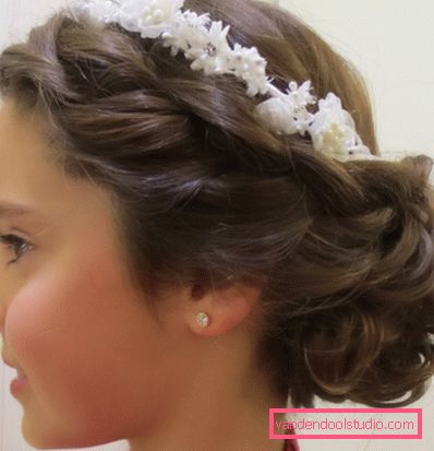 Belle acconciature con fiori nei capelli per un matrimonio e una laurea