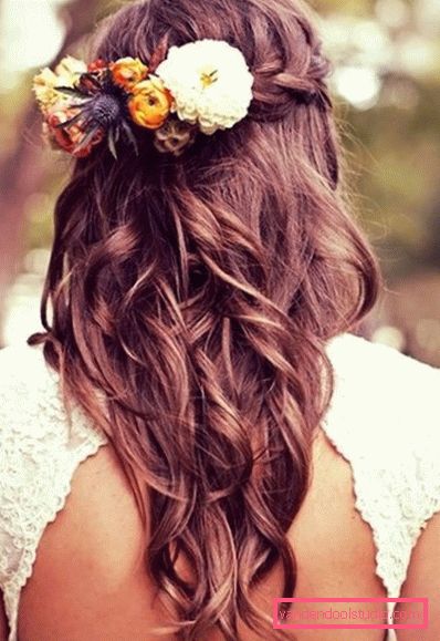 Acconciature con fiori per il matrimonio e il ballo Belle acconciature con fiori nei capelli per un matrimonio e una laurea