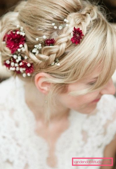 Acconciature con fiori per il matrimonio e il ballo Belle acconciature con fiori nei capelli per un matrimonio e una laurea
