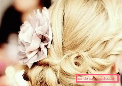 stile di nozze con un fiore sul lato della testa riccioli di nozze con un fiore sul lato della testa