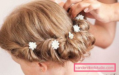 Acconciatura facile per una ragazza con i capelli medi